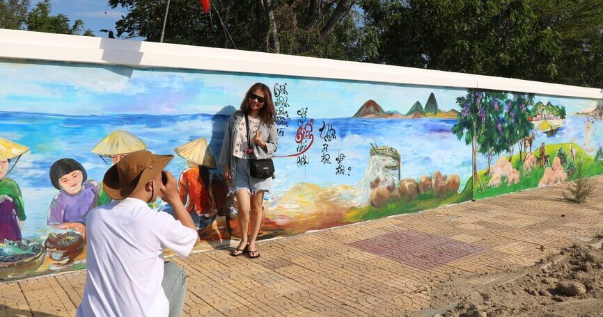 Tham quan bức tranh tường dài nhất Việt Nam