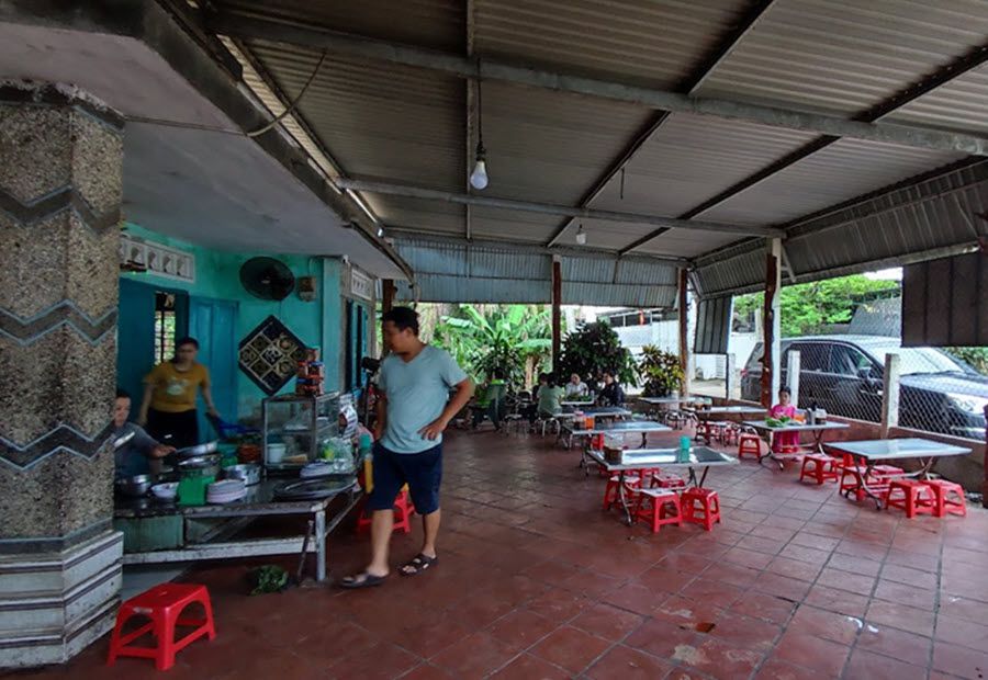 Không gian bên trong của quán bánh hỏi Quá ở Phước Khánh