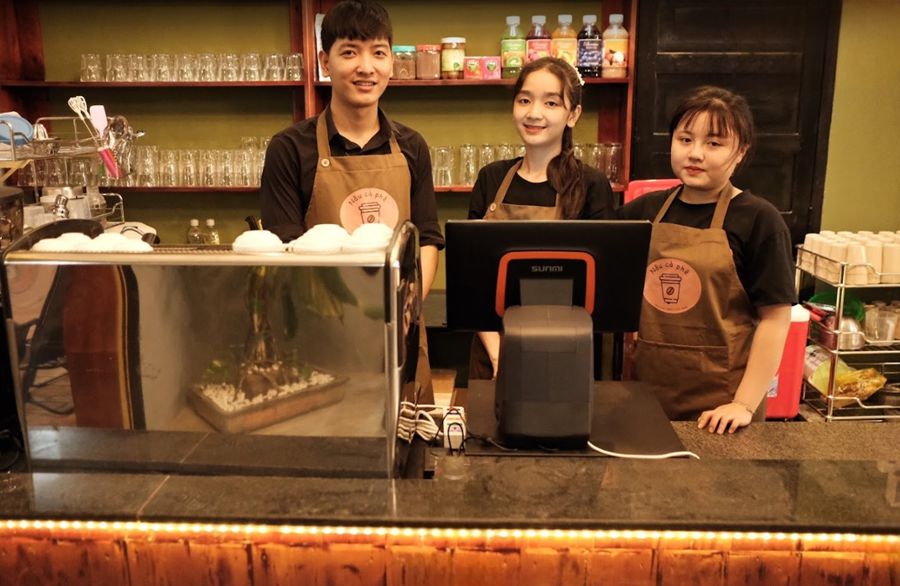 Đội ngũ nhân viên pha chế và phục vụ tại quán cafe Nâu 1 - Phan Rang Ninh Thuận