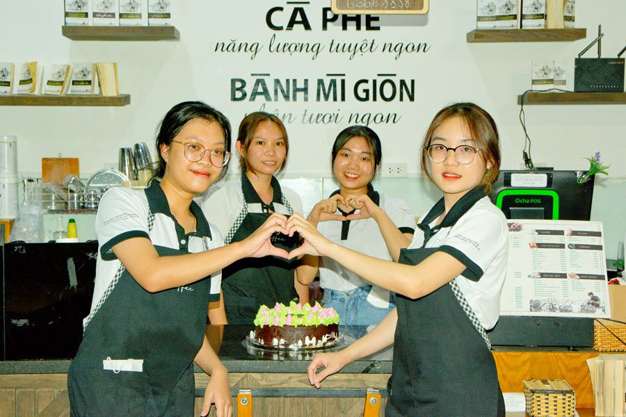 Đội ngũ nhân viên thân thiện của quán Trung Nguyên E - Coffee