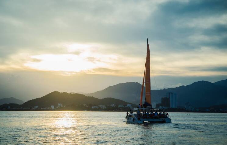 Tour Du thuyền Catamaran Nha Trang [Cực HOT – Cao Cấp]