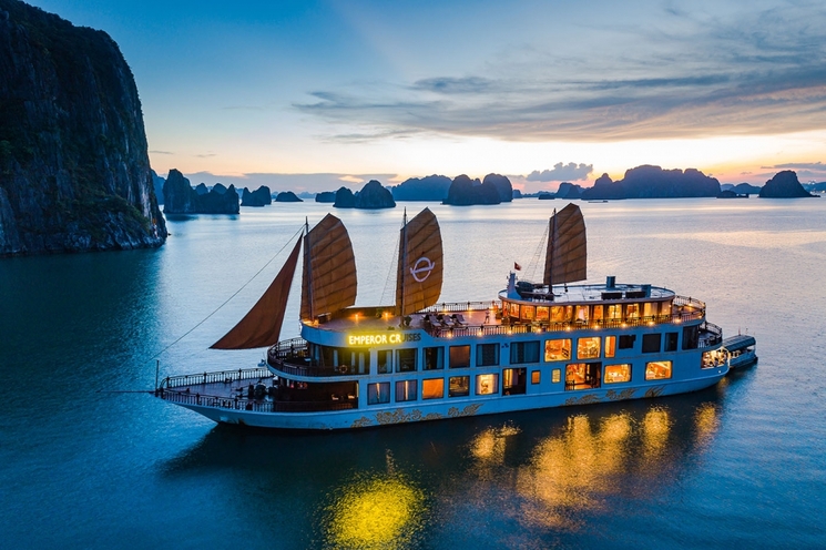Tour Du Thuyền Emperor Cruises Nha Trang 1 Ngày [Cao Cấp]