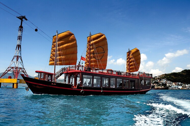 Trải nghiệm Tour Du Thuyền Emperor Cruises thú vị