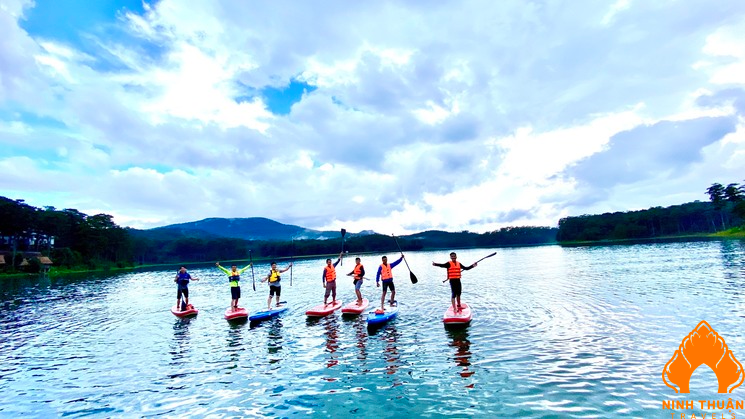 Tour chèo SUP Hồ Tuyền Lâm cực chill