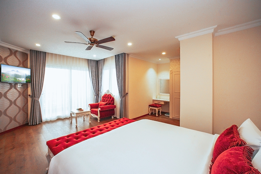 Phòng Executive Suite của Ladalat có diện tích đến 80m2, được trang bị phòng ngủ với một giường cỡ King