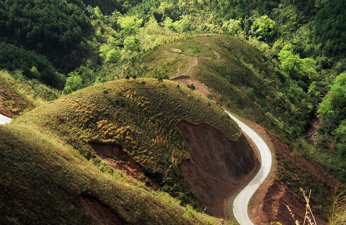 Bạn nên chú ý an toàn vì cung đường đi Bình Liêu khá hiểm trở