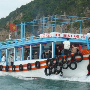 Tàu Gỗ di chuyển ra đảo