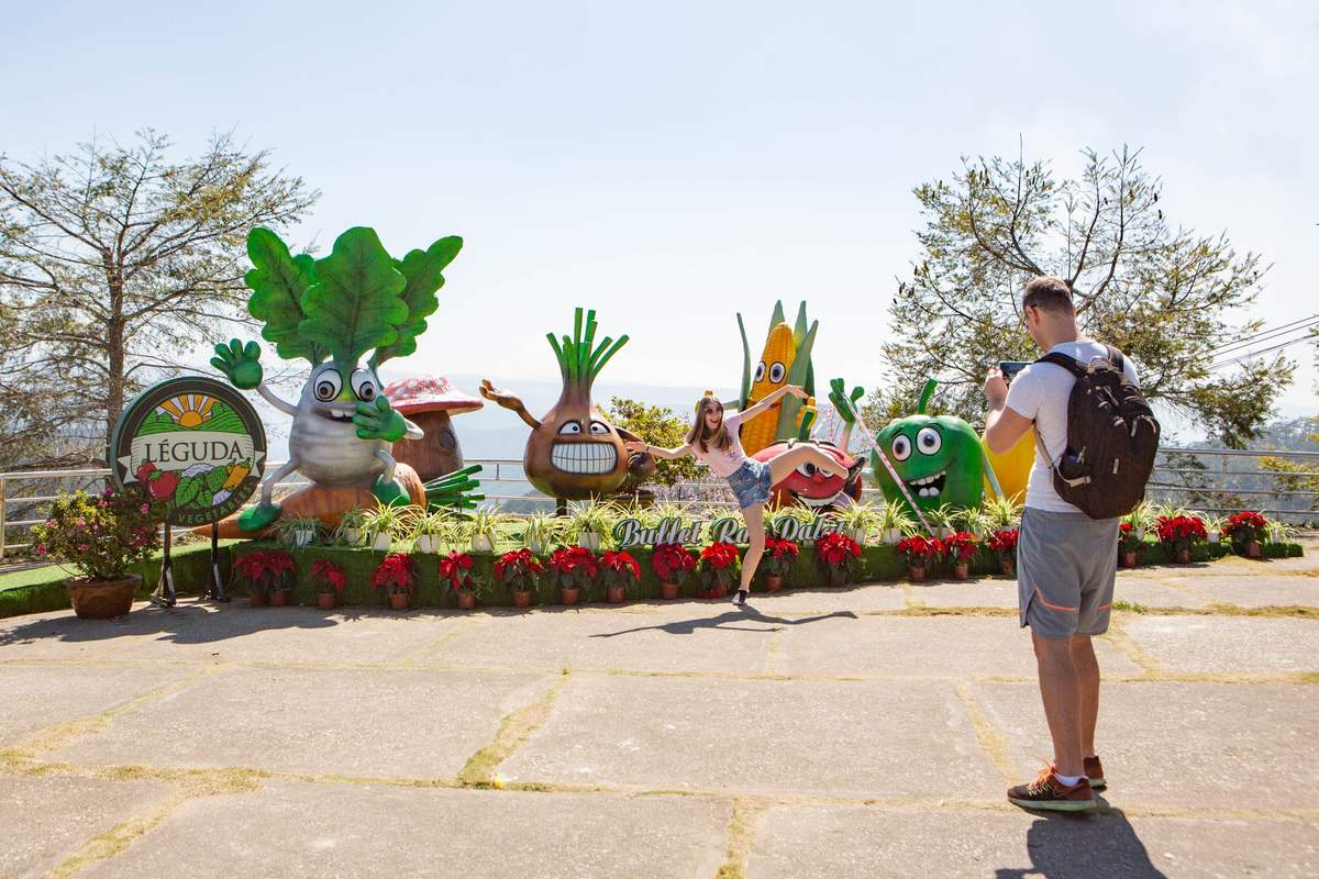 Du khách say mê check-in Đà Lạt cùng với vườn rau LÉGUDA