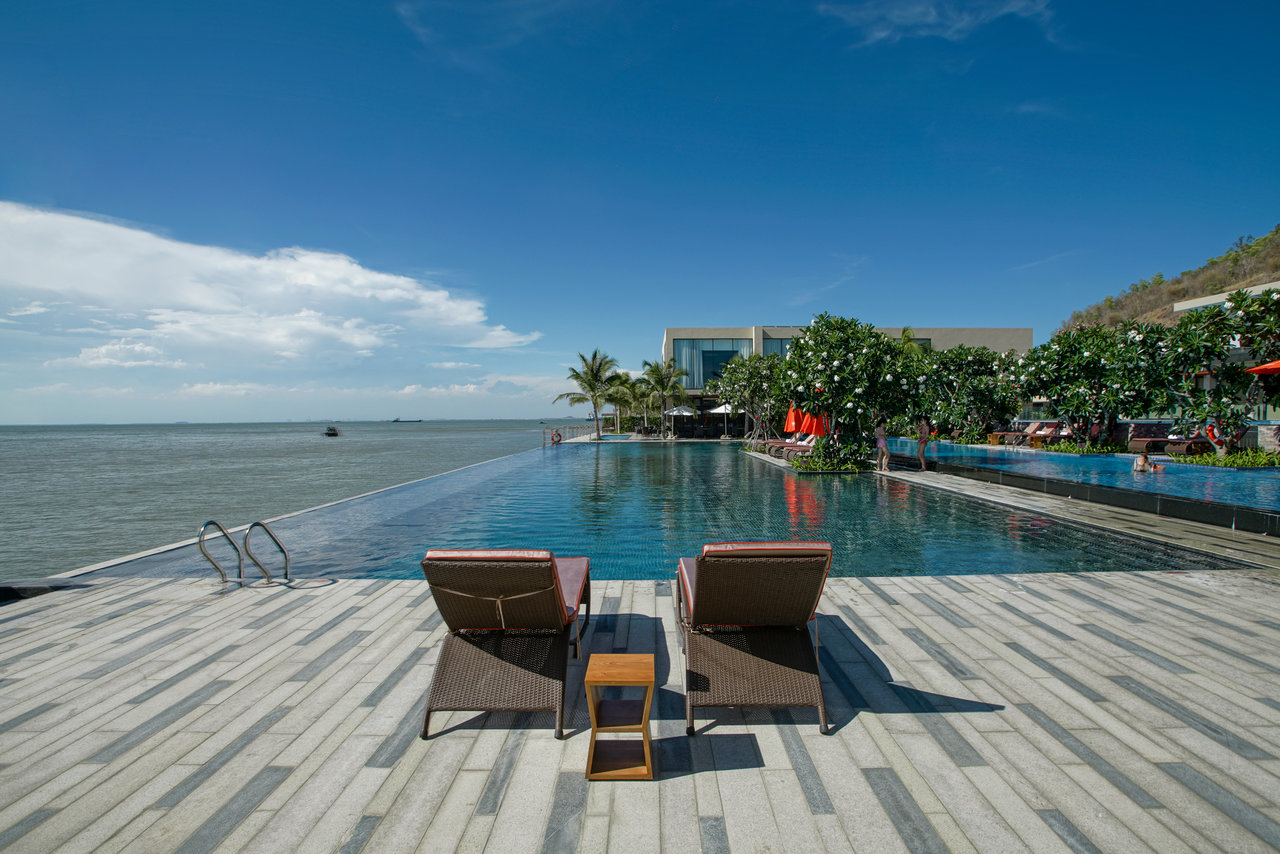 Bể bơi vô cực tại Marina Bay Vũng Tàu Resort & Spa