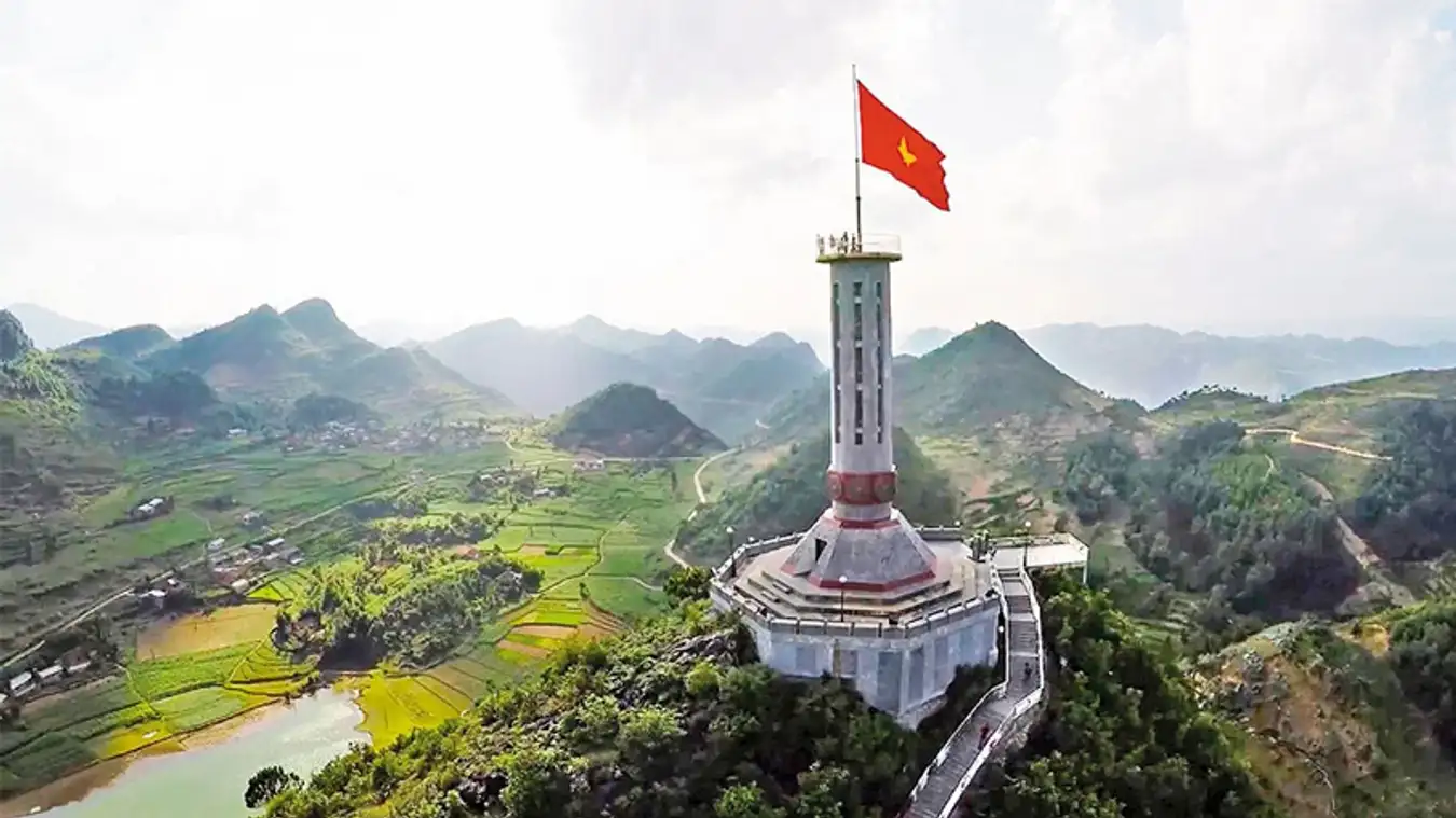 CỘT CỜ LŨNG CÚ