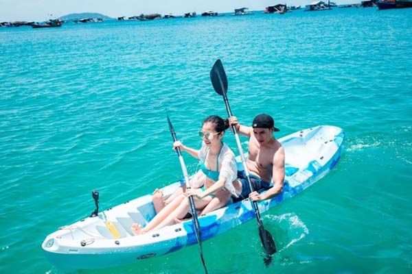 Chèo thuyền kayak đầy thú vị khi khám phá Bãi Khem Phú Quốc