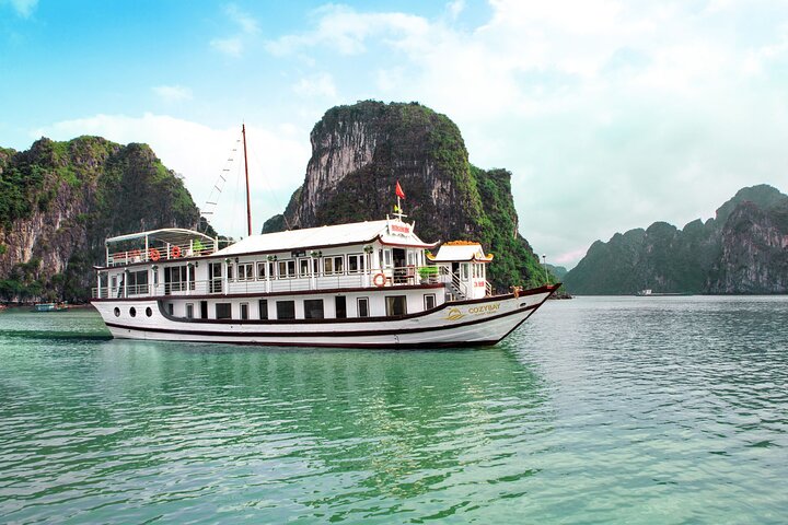 Du thuyền Cozy Bay Cruise tại Vịnh Hạ Long