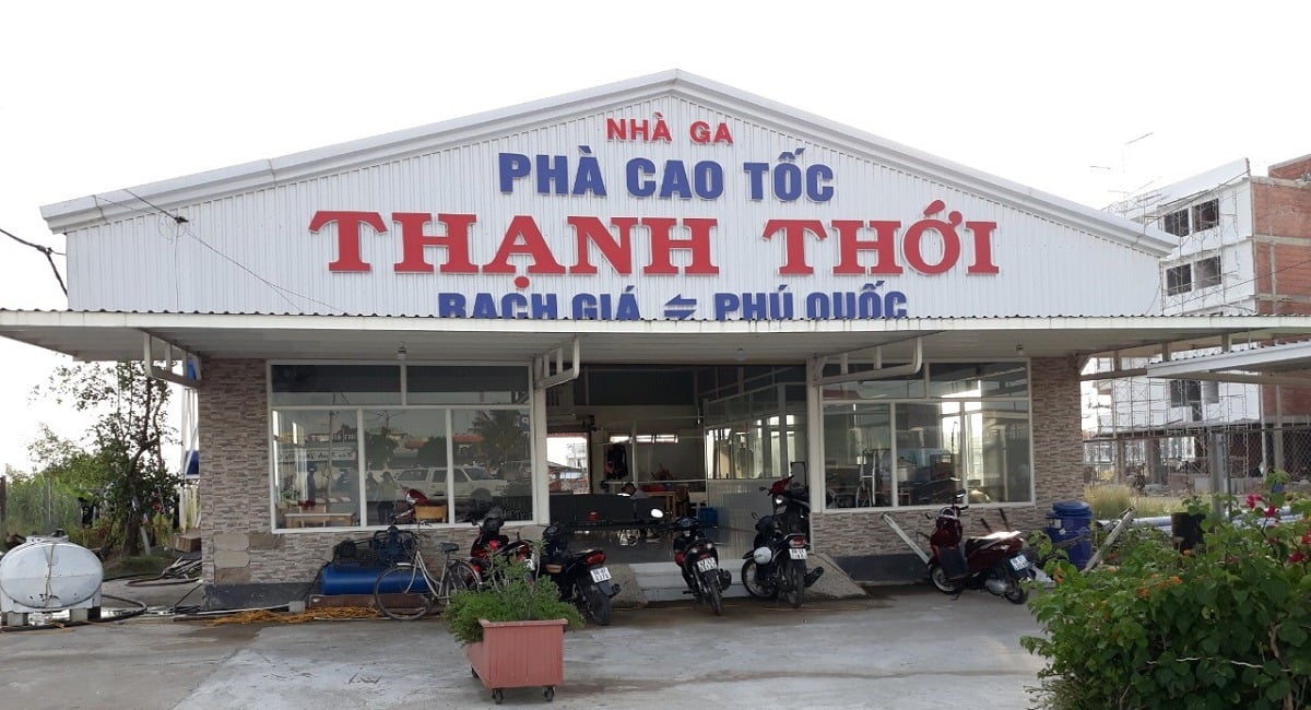 Mua vé đi phà tới Phú Quốc tại phòng vé đặt ở bến Thạnh Thới