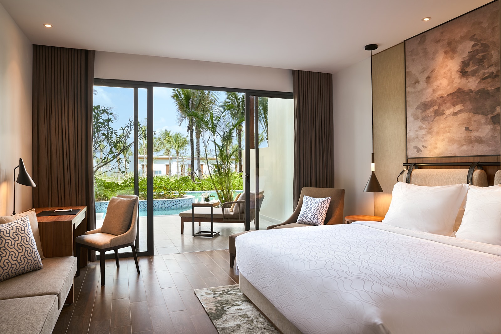 Phòng Superior có lối đi thẳng ra hồ bơi - Movenpick Phú Quốc