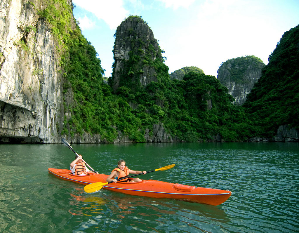 Trải nghiệm đến Hang Luồn chèo thuyền Kayak