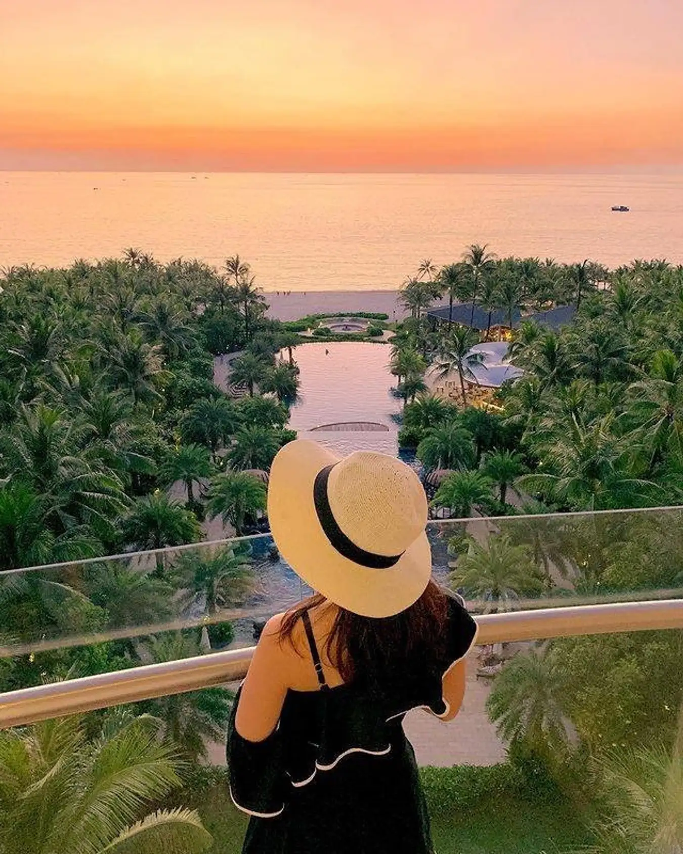 View ngắm hoàng hôn đầy lãng mạn từ ban công phòng ngủ tại InterContinental Phú Quốc.