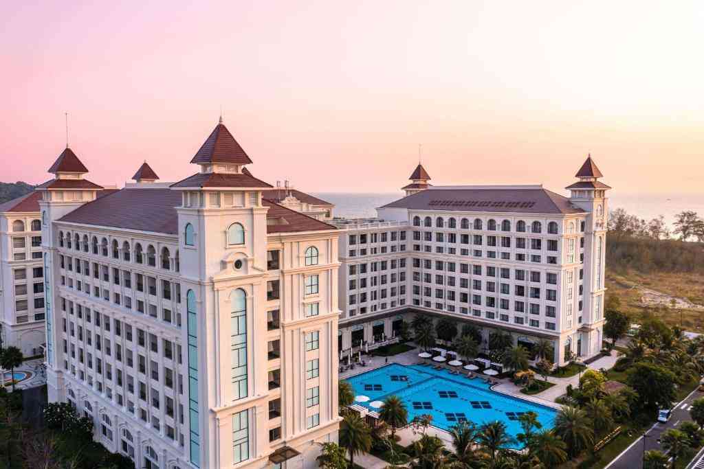 Wyndham Grand có phong cách hiện đại, sang trọng