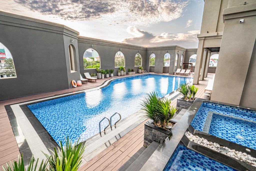 Hồ bơi ngoài trời tại The Cap Hotel Vũng Tàu