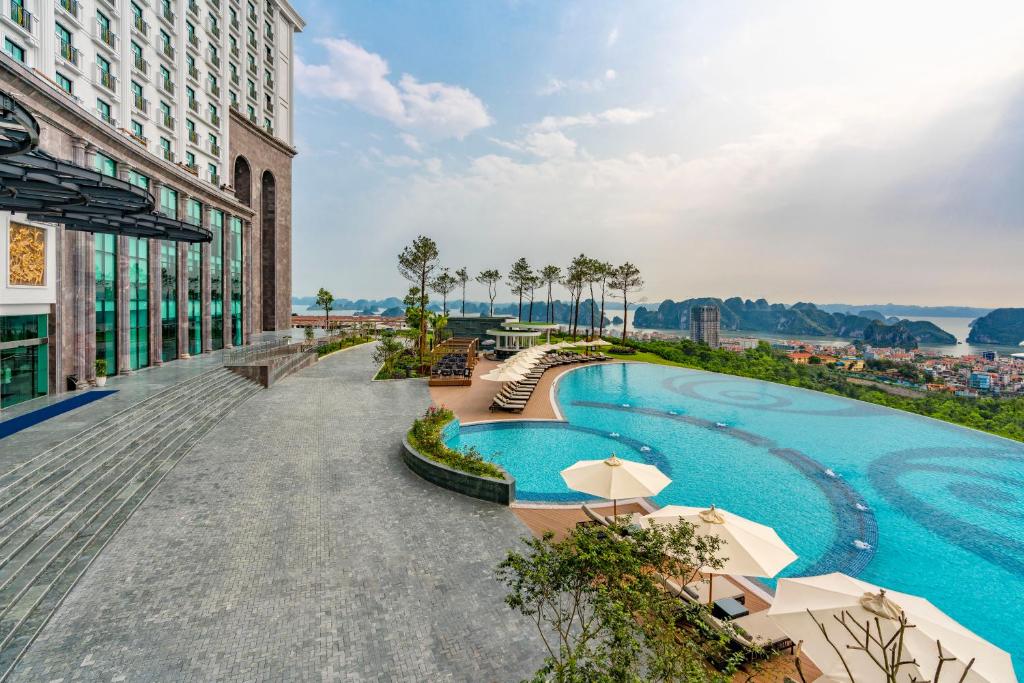 Hồ bơi tại Resort FLC Hạ Long Bay Quảng Ninh