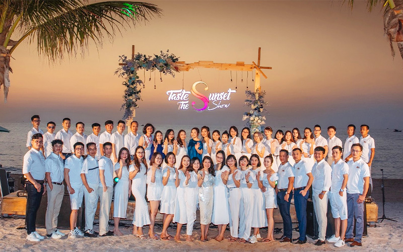 Tiệc tất niên kết hợp team building