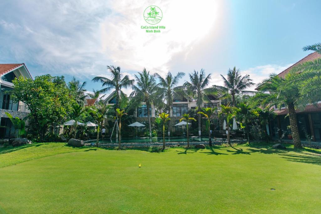 Coco Island Villa Ninh Bình là một trong số ít điểm nghỉ dưỡng tại Ninh Bình sở hữu sân golf mini trong khuôn viên.