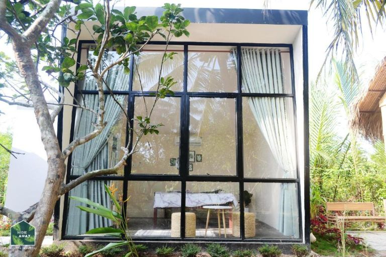 Cube House dưới ánh mặt trời như một khối rubik pha lê khổng lồ.